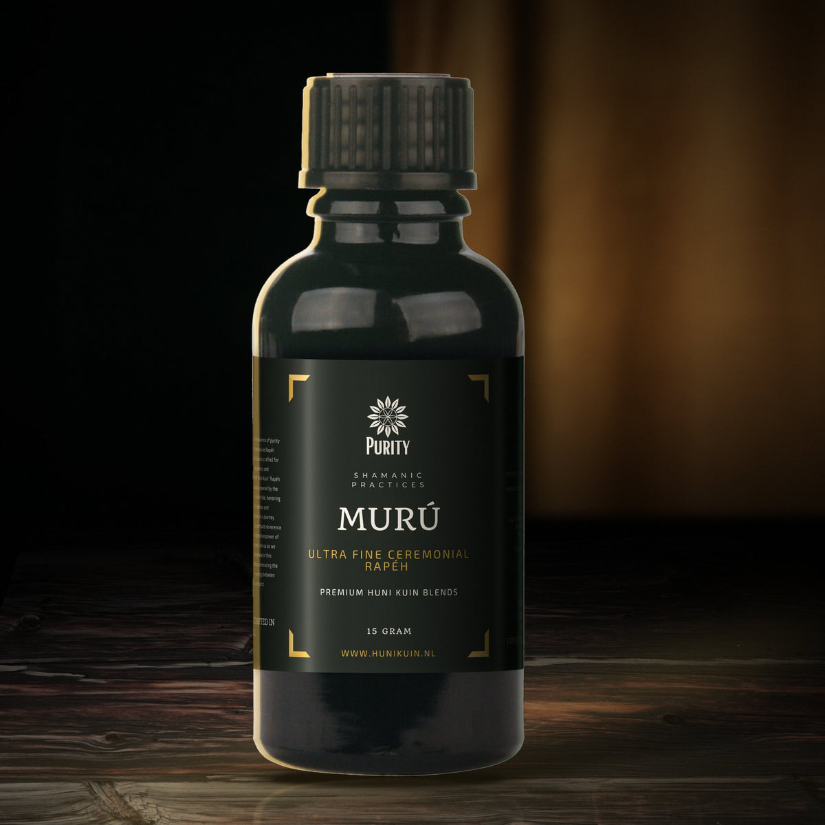 Zwart flesje Murú rapé 15 gram op donker hout, met een gouden gordijn onscherp erachter