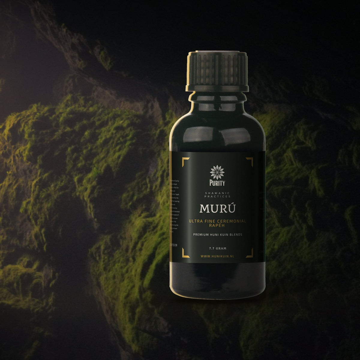 Zwart flesje Murú rapé 7,7 gram op mos in een donkere grot met een streep daglicht
